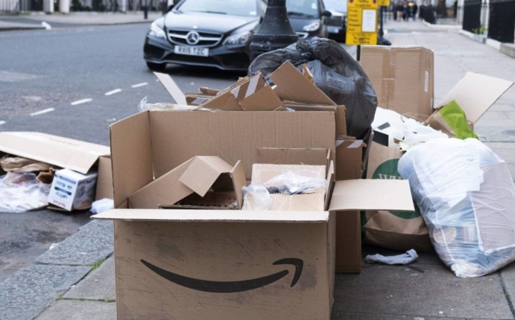 Foto de basura proveniente del comercio electrónico como una de las industrias que más contaminan en México. 