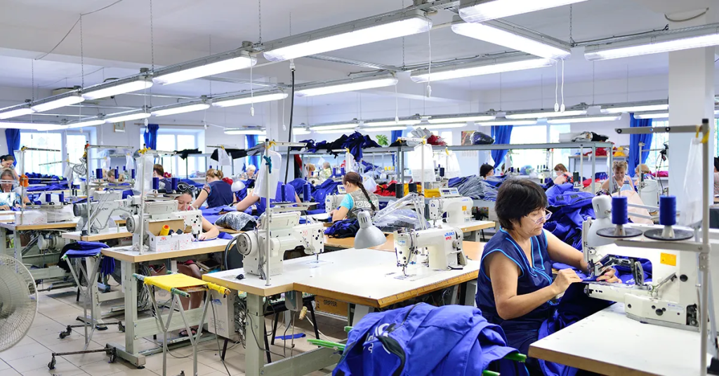 Foto de una fabrica textilera con mujeres confeccionando ropa como una de las industrias que más contaminan en México. 